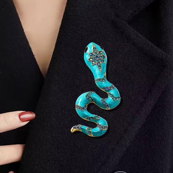 Serpenti Turquoise Crystal Snake Brooch - Picture 6 of 9